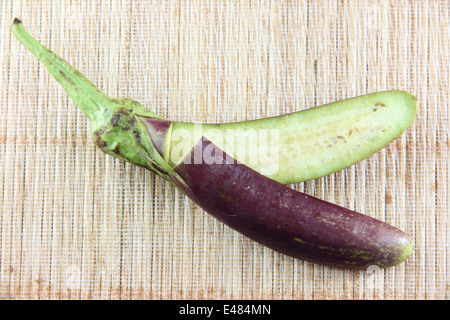 Le melanzane viola sul modello di bambù sfondo. Foto Stock