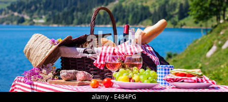 Picnic in francese montagne alpine con il lago sullo sfondo, Vista panoramica Foto Stock