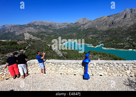 Vista sui monumenti medievali di Guadalest village, Sierrade Aitana montagne, Costa Blanca, Spagna, Europa Foto Stock