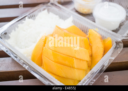 Tropical box dessert dolce di mango e riso appiccicoso, stock photo Foto Stock