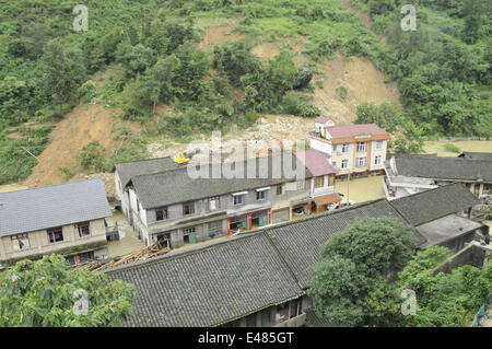 Xinhuang. 5 Luglio, 2014. Foto scattata il 5 luglio del 2014 mostra il sito della frana in Mibei Township sotto Dong contea autonoma di Xinhuang, città di Huaihua, centrale provincia cinese di Hunan. Pioggia-innescato le frane hanno bloccato un fiume per formare una barriera lago nelle township. Un totale di 1,172 residenti locali sono stati spostati. © Ming Xing/Xinhua/Alamy Live News Foto Stock