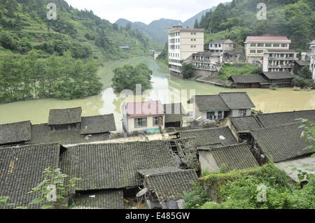 Xinhuang. 5 Luglio, 2014. Foto scattata il 5 luglio del 2014 mostra un invaso street in Mibei Township sotto Dong contea autonoma di Xinhuang, città di Huaihua, centrale provincia cinese di Hunan. Pioggia-innescato le frane hanno bloccato un fiume per formare una barriera lago nelle township. Un totale di 1,172 residenti locali sono stati spostati. © Ming Xing/Xinhua/Alamy Live News Foto Stock