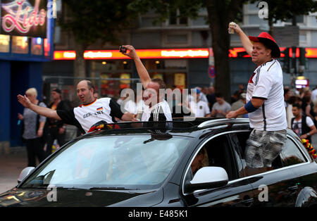 Amburgo, Germania. 04 Luglio, 2014. Persone celebrano la Germania la vittoria durante la Coppa del Mondo quarti di finale match tra la Germania e la Francia ad Amburgo, Germania, 04 luglio 2014. Foto: Axel Heimken/dpa/Alamy Live News Foto Stock