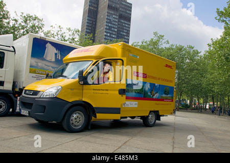 DHL pacchetto elettrico auto Foto Stock