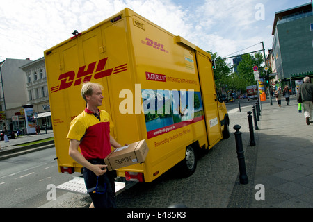 DHL pacchetto elettrico auto Foto Stock