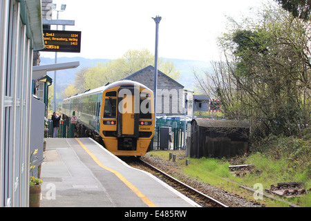 CAERSWS stazione ferroviaria e stazione Foto Stock