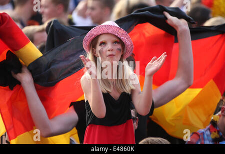 Amburgo, Germania. 04 Luglio, 2014. Persone celebrano la Germania la vittoria durante la Coppa del Mondo quarti di finale match tra la Germania e la Francia ad Amburgo, Germania, 04 luglio 2014. Foto: Axel Heimken/dpa/Alamy Live News Foto Stock