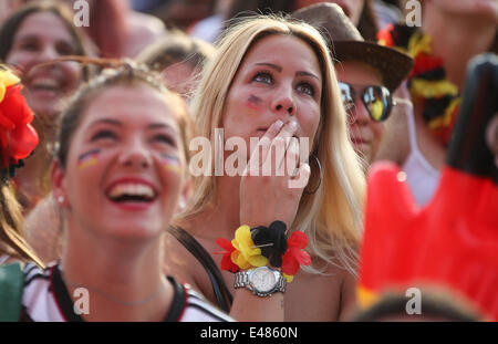 Amburgo, Germania. 04 Luglio, 2014. Persone celebrano la Germania la vittoria durante la Coppa del Mondo quarti di finale match tra la Germania e la Francia ad Amburgo, Germania, 04 luglio 2014. Foto: Axel Heimken/dpa/Alamy Live News Foto Stock