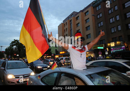 Amburgo, Germania. 04 Luglio, 2014. Persone celebrano la Germania la vittoria durante la Coppa del Mondo quarti di finale match tra la Germania e la Francia ad Amburgo, Germania, 04 luglio 2014. Foto: Axel Heimken/dpa/Alamy Live News Foto Stock