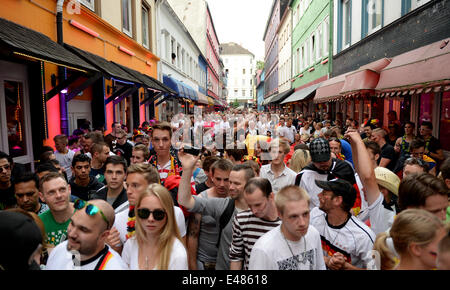 Amburgo, Germania. 04 Luglio, 2014. Persone celebrano la Germania la vittoria durante la Coppa del Mondo quarti di finale match tra la Germania e la Francia ad Amburgo, Germania, 04 luglio 2014. Foto: Daniel Reinhardt/dpa/Alamy Live News Foto Stock