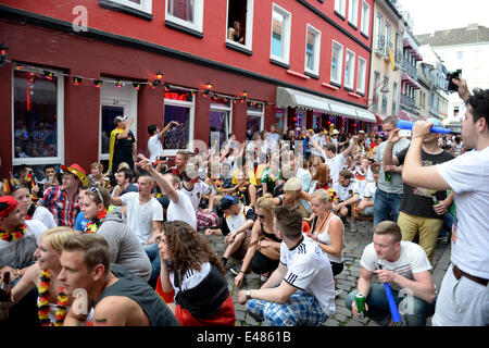 Amburgo, Germania. 04 Luglio, 2014. Persone celebrano la Germania la vittoria durante la Coppa del Mondo quarti di finale match tra la Germania e la Francia ad Amburgo, Germania, 04 luglio 2014. Foto: Daniel Reinhardt/dpa/Alamy Live News Foto Stock