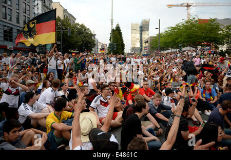 Amburgo, Germania. 04 Luglio, 2014. Persone celebrano la Germania la vittoria durante la Coppa del Mondo quarti di finale match tra la Germania e la Francia ad Amburgo, Germania, 04 luglio 2014. Foto: Daniel Reinhardt/dpa/Alamy Live News Foto Stock