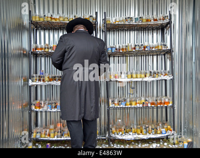 Religiosa ebraica uomo accende un cero per l anniversario della morte del Lubavitcher Rebbe. Al Ohel in Cambria Heights. Foto Stock