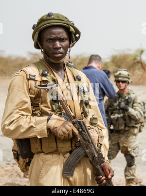 Un soldato di Burkina Fasso fornisce la sicurezza durante la formazione congiunta con l'esercito USA Giugno 24, 2014 a Dakar, Senegal. Foto Stock