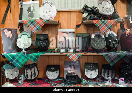 Sporrans tradizionali e clan highland tartan sul display per la vendita a Lochcarron tessitori nelle Highlands della Scozia Foto Stock