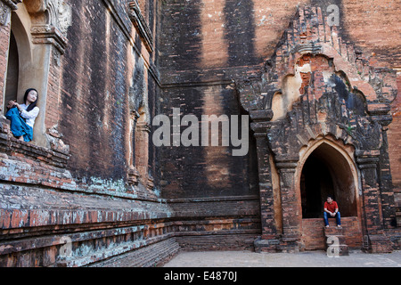 I turisti all'interno Dhammayangyi temple (Dahmmayan Gyi Phaya ) a Bagan, Myanmar (Birmania) Foto Stock