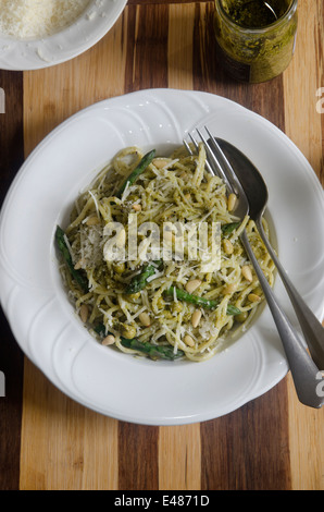 Filini con pasta al pesto Foto Stock