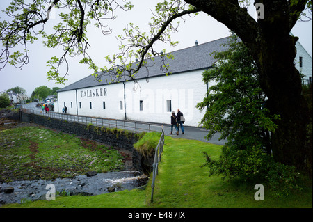 Talisker Single Malt Whisky Distillery a Carbost sull isola di Skye in Scozia Foto Stock