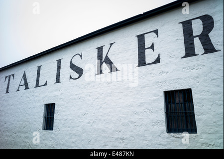 Talisker Single Malt Whisky Distillery a Carbost sull isola di Skye in Scozia Foto Stock