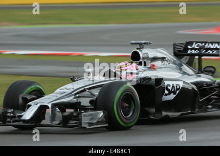 Silverstone, Northants, Regno Unito. 05 Luglio, 2014. British Grand Prix F1, sessione di qualifica. Jenson Button si prende la sua McLaren Mercedes MP4/29 per la terza posizione per la gara di domenica Credito: Azione Sport Plus/Alamy Live News Foto Stock