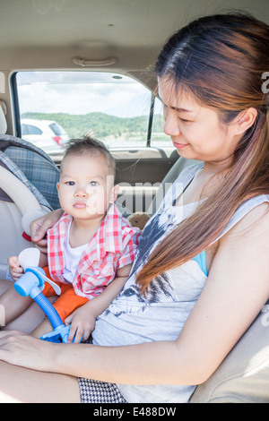 Carino ragazzo seduto in macchina con sua madre, stock photo Foto Stock