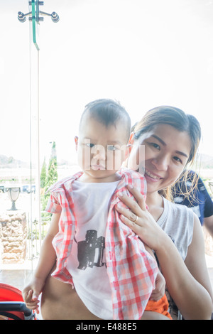 Ragazzo asiatico scattare una foto con la sua madre, stock photo Foto Stock