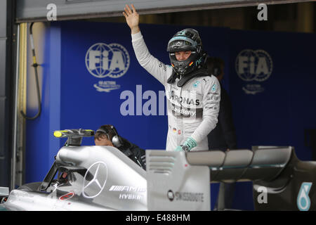 Towcester, Regno Unito. 5 Luglio, 2014. NICO ROSBERG della Germania e la Mercedes AMG Petronas F1 Team è visto celebrare il sistema di richieste di rimborso dopo la pole position dopo la sessione di qualifiche della Formula 1 Gran Premio di Gran Bretagna 2014 sul circuito di Silverstone a Towcester, Regno Unito. Credito: James Gasperotti/ZUMA filo/Alamy Live News Foto Stock