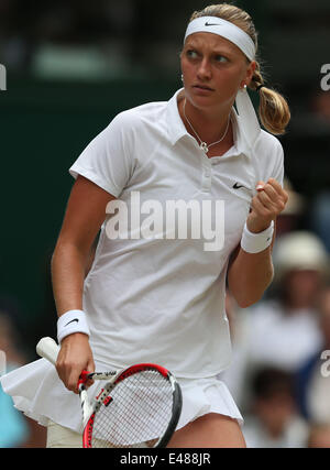 Londra, Regno Unito. 5 Luglio, 2014. La Repubblica ceca è Petra KVITOVA celebra durante il singolare femminile partita finale nei confronti del Canada Eugenie Bouchard al 2014 campionati di Wimbledon a Wimbledon, a sud-ovest di Londra il 5 luglio 2014. Credito: Meng Yongmin/Xinhua/Alamy Live News Foto Stock