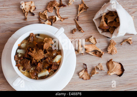 Cibo di zuppa di funghi finferli legno prima cena mangiare nuova piastra piatto zuppiera in casa yummy fette secco foresta nessuno Foto Stock