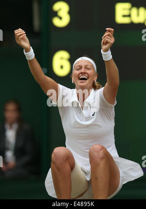 Londra, Regno Unito. 5 Luglio, 2014. La Repubblica ceca è Petra KVITOVA celebra dopo le donne singoli match finale contro del Canada Eugenie Bouchard al 2014 campionati di Wimbledon a Wimbledon, a sud-ovest di Londra il 5 luglio 2014. Credito: Meng Yongmin/Xinhua/Alamy Live News Foto Stock