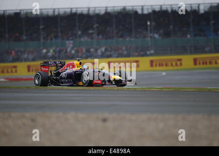 Towcester, Regno Unito. 5 Luglio, 2014. SEBASTIAN VETTEL della Germania e Infiniti Red Bull Racing rigidi durante la sessione di qualifiche della Formula 1 Gran Premio di Gran Bretagna 2014 sul circuito di Silverstone a Towcester, Regno Unito. Credito: James Gasperotti/ZUMA filo/Alamy Live News Foto Stock