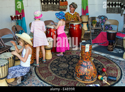 I bambini giocano i tamburi durante l annuale cittadina ArtWalk Festival Foto Stock