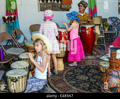 I bambini giocano i tamburi durante l annuale cittadina ArtWalk Festival Foto Stock