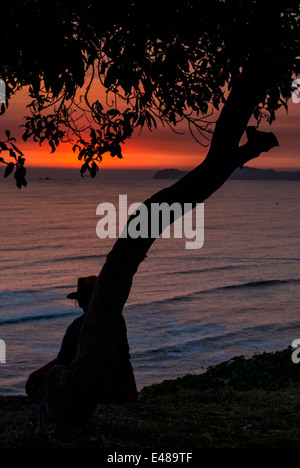 Tramonto a spiaggia nel quartiere di Miraflores, Lima, Perù. Foto Stock