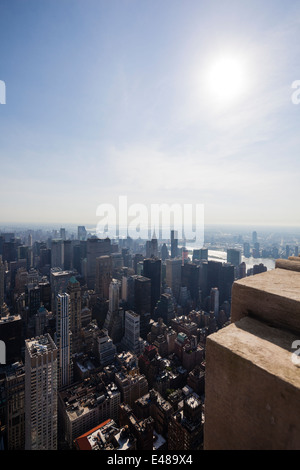 New York City - 23 Giugno: vista dall'Empire State Building a est di New York, Stati Uniti d'America il 23 giugno, 2013 Foto Stock