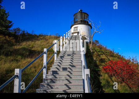 Una scalinata che conduce al gufo di Capo Faro che sorge all'entrata di Rockland Harbor, Maine, Stati Uniti d'America Foto Stock