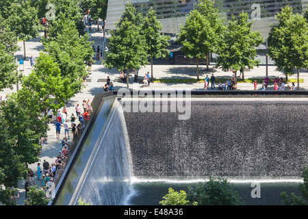 New York City - 23 Giugno: vista dettagliata del 9/11 memoriale presso il World Trade Center a New York il 23 giugno 2013 Foto Stock