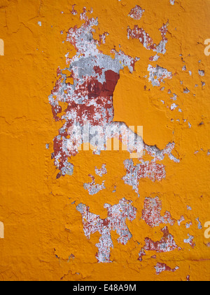 Peeling vernice arancione sulla parete del faro, Keflavik a nord di Suðureyri, west fiordi, Islanda Foto Stock