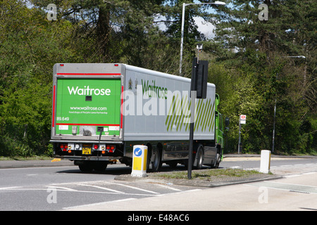 Un Waitrose carrello che viaggia lungo la A23 road a Coulsdon, Surrey, Inghilterra Foto Stock