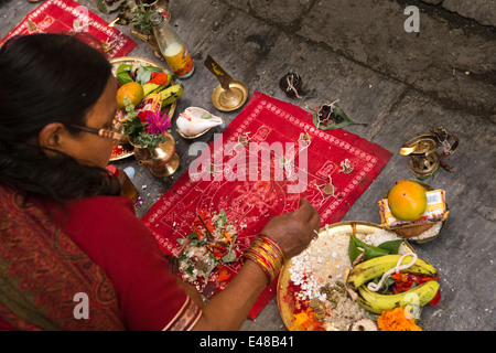 Il Nepal, Kathmandu, Kathesimbhu Stupa,tibetano impresa donna rituale puja buddista Foto Stock