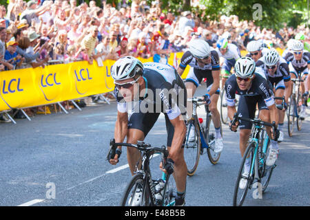 Peleton principale entrando in Harrogate sulla prima tappa del Tour de France Foto Stock