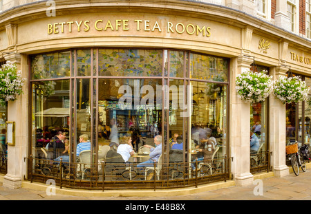 La famosa Betty's Tea Rooms, York, Inghilterra. 6-8 St Helen's Square, York, North Yorkshire, YO1 8QP, Regno Unito. 2014-07-05 Foto Stock