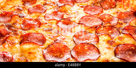 Sfondo appetitosi salsiccia per pizza pizza closeup riempimento del telaio. Foto Stock