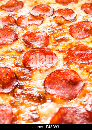 Sfondo appetitosi salsiccia per pizza pizza closeup riempimento del telaio. Foto Stock