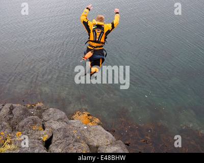 Saltando fuori cliff, Ögurnes vicino Suðavík, west fiordi, Islanda Foto Stock