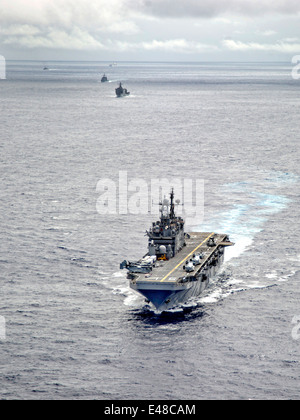 US Navy Amphibious Assault nave USS Peleliu corregge corso mentre in formazione durante il cerchio della Pacific esercizi Giugno 23, 2014 al largo delle Hawaii. Foto Stock