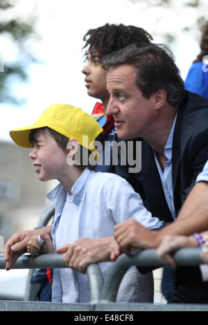 Ripon, Regno Unito. 05 Luglio, 2014. Le Grand partono. Tour de France. Primo Ministro del Regno Unito, David Cameron, agli spettatori con il suo figlio al traguardo della prima tappa del Tour a Harrogate Credit: Azione Plus immagini di sport/Alamy Live News Foto Stock