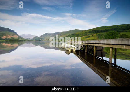 Riflessioni sulla Llyn Nantile in estate Foto Stock