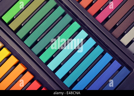 Artista multicolore di pastelli nella casella, vista dall'alto Foto Stock