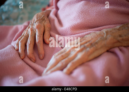 Vista ravvicinata di donna anziana le mani Foto Stock